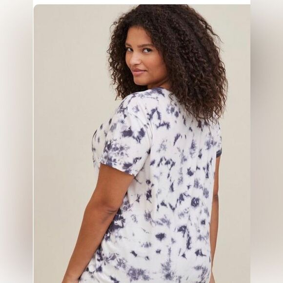 Torrid Kiss Classic Fit Cotton Cutout
Tee - Picture 3 of 5